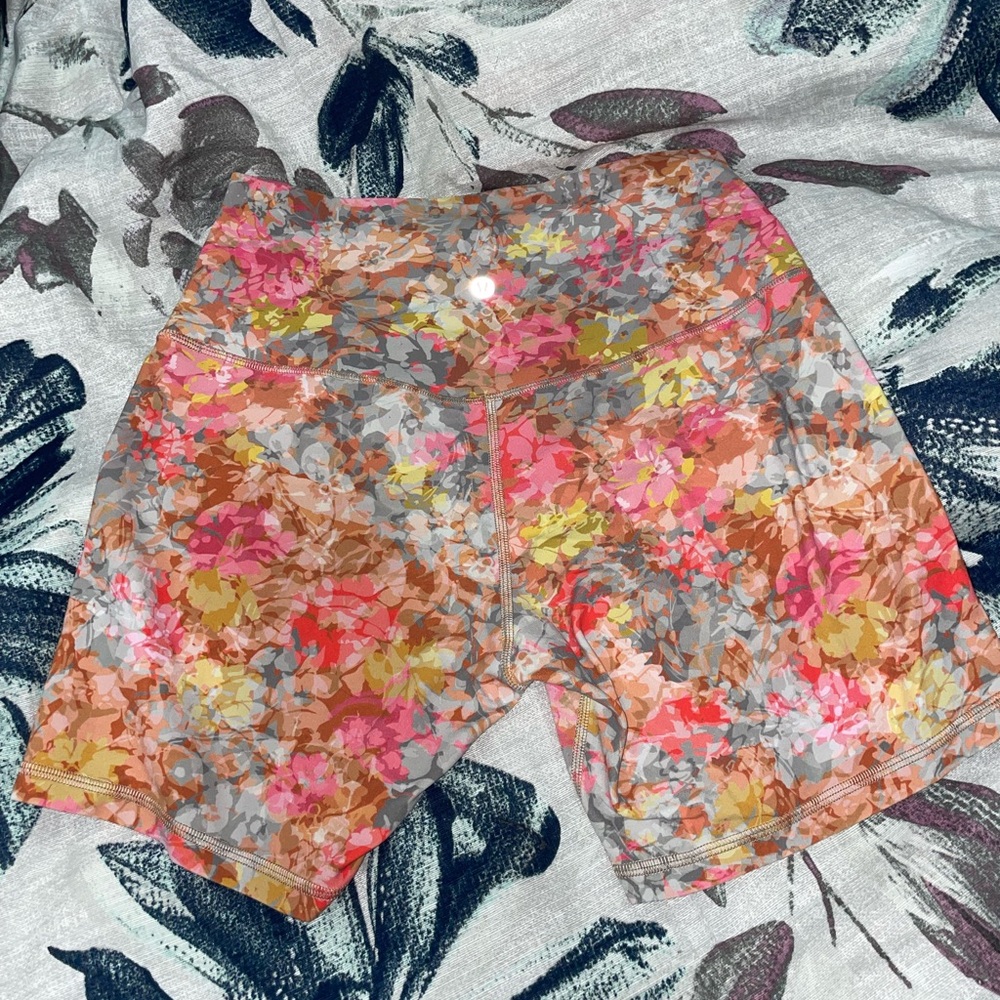 Lululemon align high rise shorts 6”, size 8, floral